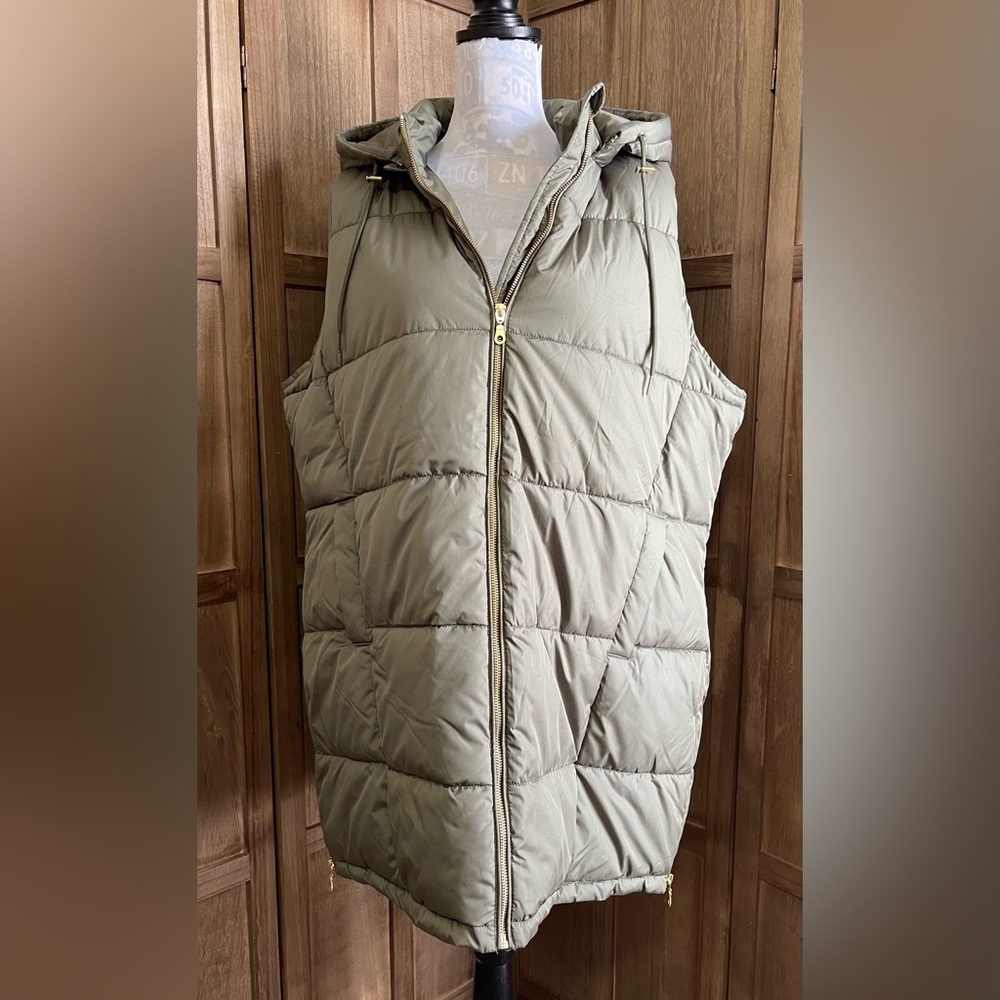 NWT Women’s Maurice’s XLarge Puffer Hooded Vest
